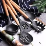 مجموعة أدوات مطبخ من السيليكون مع مقبض خشبي 12 قطعة : 12 pièces d’ustensiles de cuisine en silicone - Image 3
