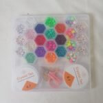 مجموعة خرز الطين وبذور الزجاج مع أدوات لصنع المجوهرات للأطفال 24 فتحة : Ensemble de pendentifs pour la fabrication de bijoux enfant 24 grilles RF-017 - Image 3