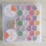 مجموعة خرز الطين وبذور الزجاج مع أدوات لصنع المجوهرات للأطفال 24 فتحة : Ensemble de pendentifs pour la fabrication de bijoux enfant 24 grilles RF-0158 - Image 3