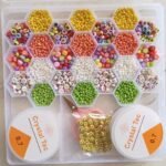 مجموعة خرز الطين وبذور الزجاج مع أدوات لصنع المجوهرات للأطفال 24 فتحة : Ensemble de pendentifs pour la fabrication de bijoux enfant 24 grilles RF-0158 - Image 2