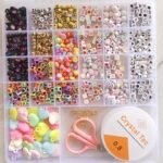 مجموعة حبات الأحرف مع أدوات لصنع المجوهرات للأطفال 25 فتحة : Ensemble de pendentifs et de lettres pour la fabrication de bijoux enfant 25 grilles RF/10014-27 - Image 2