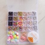 مجموعة حبات الأحرف مع أدوات لصنع المجوهرات للأطفال 25 فتحة : Ensemble de pendentifs et de lettres pour la fabrication de bijoux enfant 25 grilles RF/10014-27