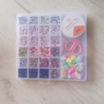 مجموعة حبات الأحرف مع أدوات لصنع المجوهرات للأطفال 25 فتحة : Ensemble de pendentifs et de lettres pour la fabrication de bijoux enfant 25 grilles RF/10014-27 - Image 3