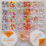 مجموعة حبات الأحرف مع أدوات لصنع المجوهرات للأطفال 24 فتحة : Ensemble de pendentifs et de lettres pour la fabrication de bijoux enfant 24 grilles RF/1833-45