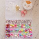 مجموعة بذور الزجاج و حبات الأحرف مع أدوات لصنع المجوهرات للأطفال 24 فتحة : Ensemble de pendentifs et de lettres pour la fabrication de bijoux enfant 24 grilles 889-51A