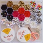 مجموعة بذور الزجاج و حبات الأحرف مع أدوات لصنع المجوهرات للأطفال 24 فتحة : Ensemble de pendentifs pour la fabrication de bijoux enfant 24 grilles RF/2301423-2 - Image 2