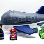 طائرة من باث باترول مع ثلاثة شخصيات : Avion de la Pat' Patrouille avec trois personnages H66