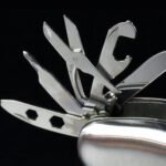 ⁦Lampe de Poche Multifonction 13-en-1 avec Coupe-Ceinture de Sécurité – مصباح يدوي متعدد الوظائف 13 في 1 مع قاطع حزام الأمان⁩ - الصورة ⁦4⁩