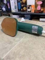 ⁦تصميم مطور: يتم استخدام جسم صغير الحجم مزود بسلك ولون مميز ومقبض زاوية قابل للتعديل لتعزيز تجربة هذه المكواة.⁩ - الصورة ⁦11⁩