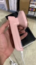 ⁦تصميم مطور: يتم استخدام جسم صغير الحجم مزود بسلك ولون مميز ومقبض زاوية قابل للتعديل لتعزيز تجربة هذه المكواة.⁩ - الصورة ⁦13⁩