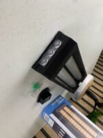 ⁦Lanterne Murale Solaire avec Lumière Colorées et Détecteur de Mouvements – مصباح خارجي يعمل بالطاقة الشمسية⁩ - الصورة ⁦9⁩