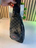 ⁦Sac à Bandoulière avec Haut Parleur Bluetooth Rechargeable RGB CH-M818 – حقيبة رجالية مع مكبر صوت بلوتوث مدمج⁩ - الصورة ⁦9⁩