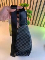 ⁦Sac à Bandoulière avec Haut Parleur Bluetooth Rechargeable RGB CH-M818 – حقيبة رجالية مع مكبر صوت بلوتوث مدمج⁩ - الصورة ⁦8⁩