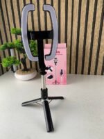 ⁦Perche à Selfie Extensible avec Support pour Téléphone et Lampe LED – عصا سيلفي مع إضاءة مدمجة ويد تحكم⁩ - الصورة ⁦9⁩