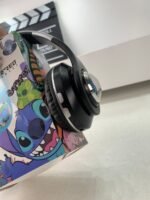 ⁦Casque Audio Design Stitch pour Enfants avec Connexion Bluetooth, USB et Carte TF – سماعات رأس للأطفال ستيتش⁩ - الصورة ⁦4⁩