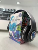 ⁦Casque Audio Design Stitch pour Enfants avec Connexion Bluetooth, USB et Carte TF – سماعات رأس للأطفال ستيتش⁩ - الصورة ⁦5⁩