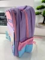 ⁦Sac à Dos Enfant Space Design Ludique Multi-Poches Mauve – حقيبة مدرسية للأطفال لون بنفسجي⁩ - الصورة ⁦4⁩