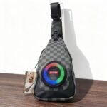 ⁦Sac à Bandoulière avec Haut Parleur Bluetooth Rechargeable RGB CH-M818 – حقيبة رجالية مع مكبر صوت بلوتوث مدمج⁩ - الصورة ⁦5⁩