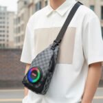 ⁦Sac à Bandoulière avec Haut Parleur Bluetooth Rechargeable RGB CH-M818 – حقيبة رجالية مع مكبر صوت بلوتوث مدمج⁩ - الصورة ⁦4⁩