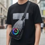 ⁦Sac à Bandoulière avec Haut Parleur Bluetooth Rechargeable RGB CH-M818 – حقيبة رجالية مع مكبر صوت بلوتوث مدمج⁩ - الصورة ⁦6⁩