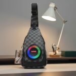 ⁦Sac à Bandoulière avec Haut Parleur Bluetooth Rechargeable RGB CH-M818 – حقيبة رجالية مع مكبر صوت بلوتوث مدمج⁩ - الصورة ⁦3⁩