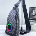 ⁦Sac à Bandoulière avec Haut Parleur Bluetooth Rechargeable RGB CH-M818 – حقيبة رجالية مع مكبر صوت بلوتوث مدمج⁩ - الصورة ⁦2⁩