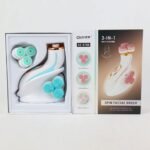 ⁦Brosse Nettoyante Électrique Cnaier AE-8788 3 Têtes Rotatives Recharge USB – جهاز تنظيف البشرة بعمق⁩ - الصورة ⁦3⁩