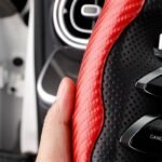 ⁦Housse de volant en fibre de carbone confortable et anti-dérapant – غطاء عجلة القيادة⁩ - الصورة ⁦3⁩