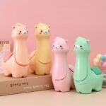 ⁦Lampe Veilleuse Lama Mignonne LED avec Porte-stylo – مصباح على شكل لاما لمكتب الأطفال⁩ - الصورة ⁦2⁩