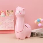 ⁦Lampe Veilleuse Lama Mignonne LED avec Porte-stylo – مصباح على شكل لاما لمكتب الأطفال⁩ - الصورة ⁦4⁩
