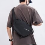 ⁦Sac de Poitrine Fashion Bag pour hommes avec bandoulière LX066 – حقيبة أغراض رجالية⁩ - الصورة ⁦6⁩