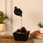 ⁦Fontaine théière flottante décoration de table avec lumières LED et pierres – نافورة مياه على شكل إبريق شاي عائم⁩ - الصورة ⁦3⁩