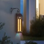 ⁦Lanterne Murale Solaire avec Lumière Colorées et Détecteur de Mouvements – مصباح خارجي يعمل بالطاقة الشمسية⁩ - الصورة ⁦5⁩