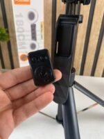 ⁦Trépied perche à selfie PLOKAMA avec deux lumières LED et télécommande sans fil 4en1 – حامل هاتف وعصى سيلفي قابل للتمدد مع إضاءة مدمجة⁩ - الصورة ⁦9⁩