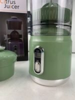 ⁦Presse Agrumes Electrique Portable 600 ml Rechargeable Moteur Silencieux – عصارة حمضيات محمولة وقابلة للشحن⁩ - الصورة ⁦7⁩