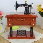 ⁦Boîte à Musique Miniature Machine à Coudre – ماكينة خياطة موسيقية⁩ - الصورة ⁦7⁩