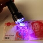 ⁦lampe de poche UV 21LED en alliage d'aluminium détecteur des scorpions et faux billet - المصباح بالأشعة فوق البنفسجية كاشف للعقارب والعملات المزورة⁩ - الصورة ⁦3⁩