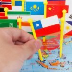 ⁦Puzzle Carte du Monde en Bois Pliable avec Drapeaux et Capitales – لعبة تعليمية للأطفال خريطة العالم مع الأعلام والعواصم⁩ - الصورة ⁦4⁩