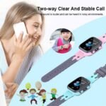 ⁦Montre intelligente pour enfants avec fonction d’appel d’urgence SOS et camera – ساعة ذكية للأطفال⁩ - الصورة ⁦2⁩