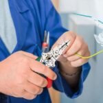 ⁦Pince à dénuder multifonction avec testeur de tension – أداة تجريد الأسلاك متعددة الوظائف⁩ - الصورة ⁦4⁩