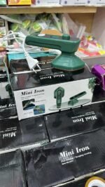 ⁦تصميم مطور: يتم استخدام جسم صغير الحجم مزود بسلك ولون مميز ومقبض زاوية قابل للتعديل لتعزيز تجربة هذه المكواة.⁩ - الصورة ⁦5⁩