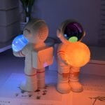 ⁦Haut parleur et lampe astronaute idéale pour la décoration de chambre YM-008 – مصباح ومكبر صوت بلوتوث⁩ - الصورة ⁦2⁩