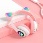 ⁦Casque stéréo Bluetooth sans fil oreilles de chat électroluminescents avec support carte TF⁩ - الصورة ⁦5⁩