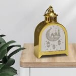 ⁦Lanterne de Ramadan Dorée LED Design Traditionnel avec Silhouette – فانوس مضيء لشهر رمضان⁩ - الصورة ⁦3⁩