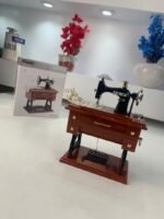 ⁦Boîte à Musique Miniature Machine à Coudre – ماكينة خياطة موسيقية⁩ - الصورة ⁦8⁩