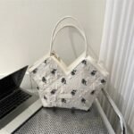 ⁦Sac à bandoulière à motif floral avec motif de patch de lettre⁩ - الصورة ⁦3⁩