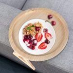 ⁦Plateau d'accoudoir de fauteuil en Bambou à Clip de Bras - صينية مسند ذراع للأريكة⁩ - الصورة ⁦2⁩